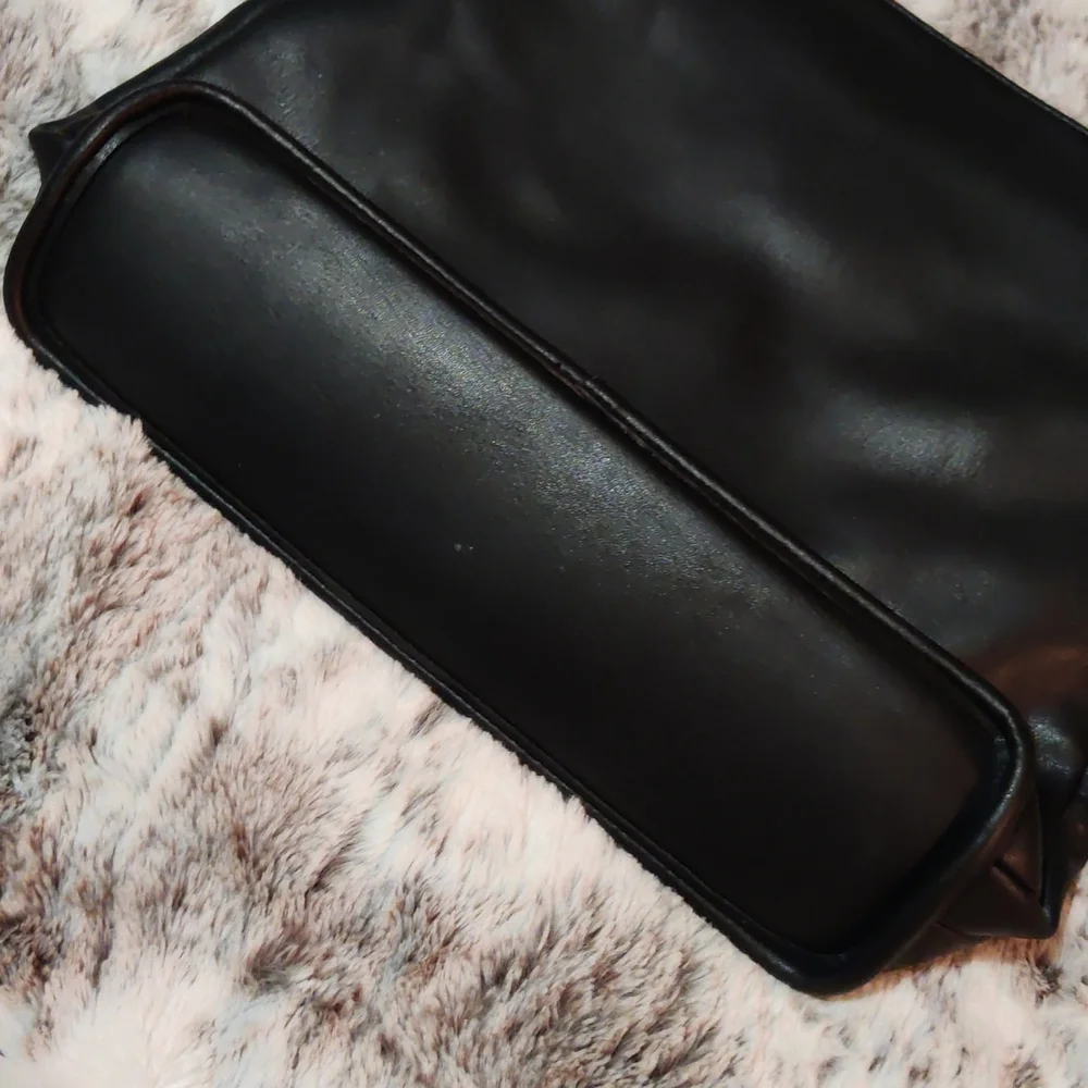 Liz Claiborne Black Leather Shoulder Bag - Picture 4 of 11